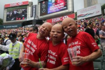 Esta peculiar máscara  es la que utilizaron tres seguidores de un equipo de Rugby que disputaba una competición en Hong Kong.