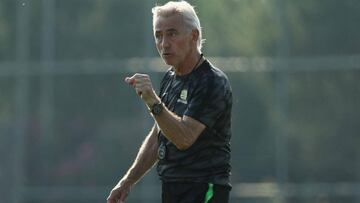 Van Marwijk, en un entrenamiento con la selecci&oacute;n de Australia.