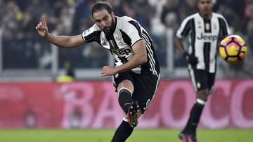 Football Soccer - Juventus v Pescara - Italian Serie A - Juventus stadium, Turin, Italy - 19/11/16 - Juventus&#039; Gonzalo Higuain in action.  REUTERS/Giorgio Perottino   