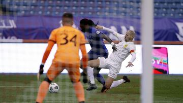 Riyadh (Saudi Arabia), 26/12/2020.- Al-Hilal&#039;s player Bafetimbi Gomis (2-R) in action againt Al-Ittihad&#039;s Karim El Ahmadi (R) during the Saudi Professional League soccer match between Al-Hilal and Al-Ittihad at King Fahd International Stadium, i