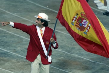 Manuel Estiarte, jugador de waterpolo, llevó la bandera en los Juegos Olímpicos de Sídney 2000.