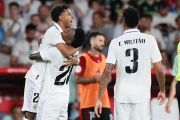 Rodrygo y Vinicius celebran el triunfo en la final de Copa. 
