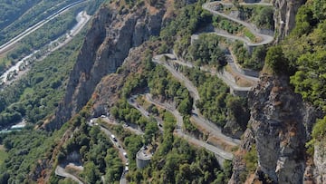 Imagen de la subida a los Lacets de Montvernier, que regresar&aacute;n al Tour de Francia tras su paso en la carrera en 2015.