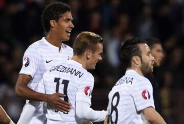 Antoine Griezmann, Raphael Varane durante el partido amistoso que enfrenta a la selecciones de Armenia y Francia