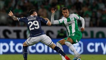 AMDEP7776. MEDELLÍN (COLOMBIA), 03/08/2023.- Nelson Deossa (d) de Nacional disputa el balón con Aníbal Moreno de Racing hoy, en un partido de los octavos de final de la Copa Libertadores entre Atlético Nacional y Racing en el estadio Atanasio Girardot en Medellín (Colombia). EFE/ Luis Eduardo Noriega A.