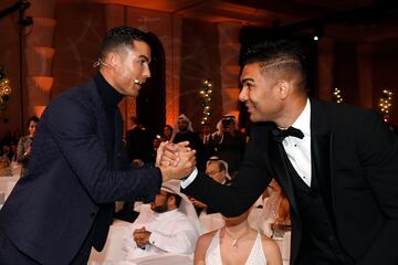 Cristiano Ronaldo y Casimiro, se saludan durante la ceremonia de entrega.