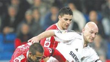 <b>DISPUTA. </b>En el partido de la primera vuelta hubo lucha y polémica. El Zaragoza criticó el arbitraje.