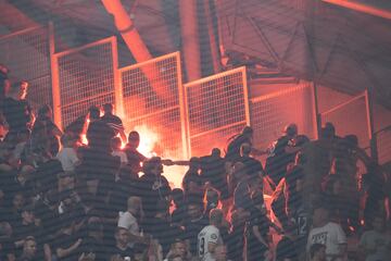 Lanzamiento de bengalas, insultos, saludos nazis... durante el encuentro entre el Eintracht Fráncfort y el Olympique de Marsella hubo numerosos altercados fuera y dentro del terreno de juego. .