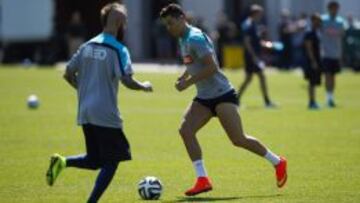 Cristiano, con Meireles de fondo.