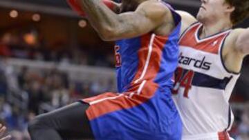 Josh Smith lanza a canasta ante Jan Vesely.