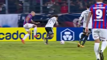 La patada salvaje a Falcón que pudo lesionarlo de gravedad: la imagen es impactante