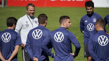 Hansi Flick dirige un entrenamientos de la seleci&oacute;n alemana.