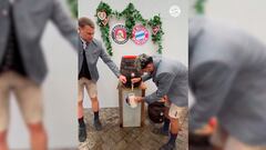 Un buen capitán: Neuer le enseña a Lucho la cultura cervecera