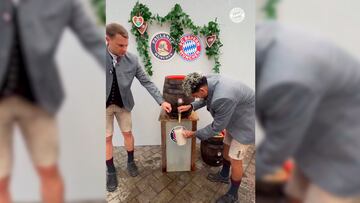 El portero le demostró la forma correcta para abrir un barril.