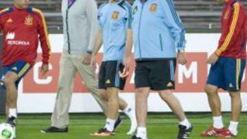Isco, junto a Del Bosque, el pasado jueves en Helsinki en el momento en el que se retira del entrenamiento.