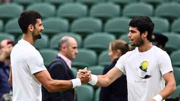 Djokovic saluda a Carlos Alcaraz tras un partido.