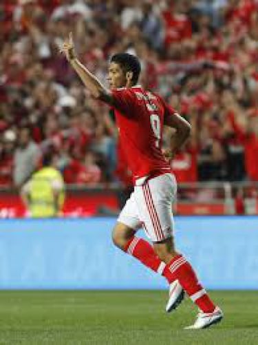 El 23 de agosto de 2015 hizo su primera aparición con las ´águilas' ante el Arouca cuando ingresó al minuto 73 del partido.