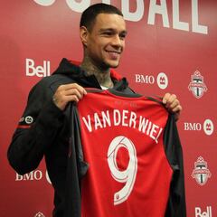 Toronto FC presenta a su inusual nuevo '9', el lateral Gregory van der Wiel