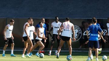 Los jugadores del Valencia realizan un rondo en Paterna.