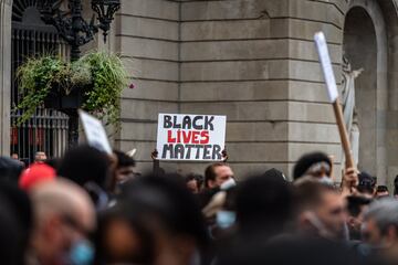 Cientos de personas protestaron en la plaza de  Sant Jaume en Barcelona para mostrar su disconformidad ante la brutalidad policial que acabó con el asesinato de George Floyd y protestar contra el racismo y la segregación racial.