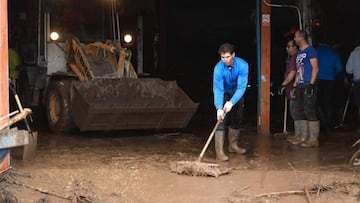 Rafa Nadal lends a hand in Mallorca flood clean up operation