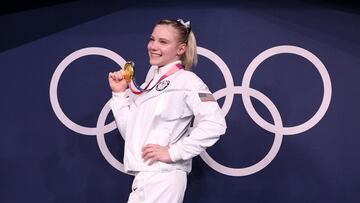 Jade Carey del equipo de Estados Unidos posa con su medalla de oro durante la final de ejercicios de piso para mujeres el d&iacute;a diez de los Juegos Ol&iacute;mpicos de Tokio 2020 en el Centro de Gimnasia Ariake el 02 de agosto de 2021 en Tokio, Jap&oacute;n. 