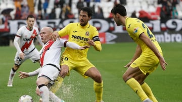 MADRID, 28/05/2023.- El delantero del Rayo Vallecano, Isaac Palazón "Isi" (i), protege el balón ante el centrocampista del Villarreal, Dani Parejo, durante el encuentro correspondiente a la jornada 37 de Primera División disputado hoy Domingo en el estadio de Vallecas. EFE / Sergio Pérez.