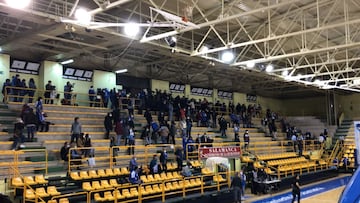 Llega la prórroga y la imagen está en la grada: desalojo del público por el toque de queda