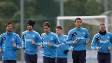 Xabi, Khedira, Coentrao, Özil, Cristiano y Benzema, ayer en Valdebebas.