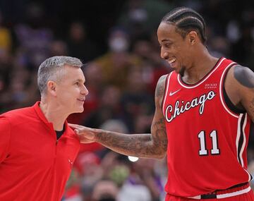 CHICAGO, ILLINOIS - DECEMBER 19: Head coach Billy Donovan of the Chicago Bulls has a few words with DeMar DeRozan #11 in the final seconds of a game against the Los Angeles Lakers at the United Center on December 19, 2021 in Chicago, Illinois.