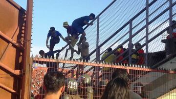 Hinchas protagonizaron graves incidentes en el Santa Laura