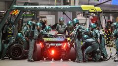 Singapore (Singapore), 17/09/2023.- Spanish Formula One driver Fernando Alonso of Aston Martinin the pits during the Formula 1 Singapore Grand Prix at the Marina Bay Street Circuit racetrack in Singapore, 17 September 2023. (Fórmula Uno, Singapur, Singapur) EFE/EPA/CAROLINE CHIA / POOL
