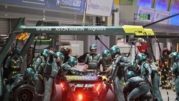 Singapore (Singapore), 17/09/2023.- Spanish Formula One driver Fernando Alonso of Aston Martinin the pits during the Formula 1 Singapore Grand Prix at the Marina Bay Street Circuit racetrack in Singapore, 17 September 2023. (Fórmula Uno, Singapur, Singapur) EFE/EPA/CAROLINE CHIA / POOL
