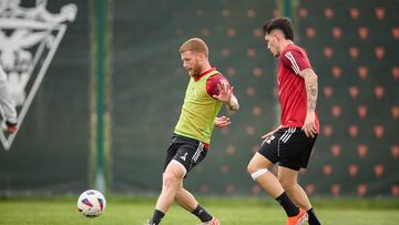 David Vicente golpea el balón ante la presencia de Lautaro en un entrenamiento del Mirandés.