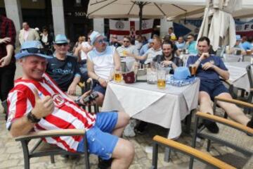 Los ingleses esperan la hora del partido disfrutando de las terrazas de la Plaza Mayor.