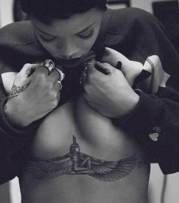 La cantante Rihanna tambi¨¦n cuenta con numerosos tatuajes y este es uno de los que m¨¢s da que hablar.