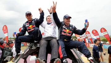 Sainz y Cruz con Bruno Famin, jefe de Peugeot.