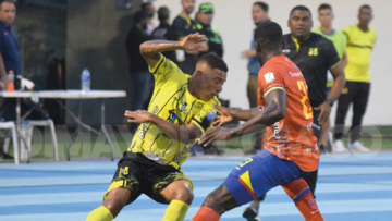 Acción de juego del partido entre Alianza Petrolera y Pasto.