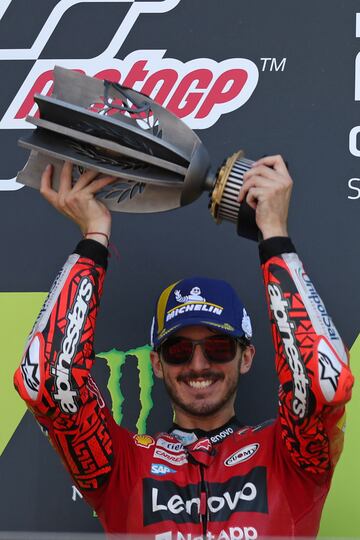 Francesco Bagnaia en el podio de Silverstone tras proclamarse campeón del Gran Premio de Gran Bretaña.