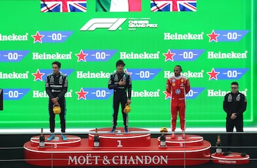 Kimi Antonelli, George Russell y Lewis Hamilton en el podio del Gran Premio de China de F1.