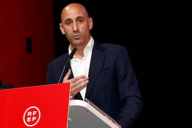 Luis Rubiales hands in his resignation