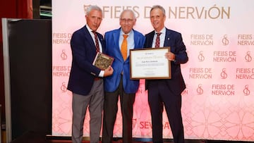 Pablo Blanco y Caparrós flanquean a un socio del Sevilla.