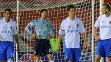 <b>DESCOMPUESTOS. </b>Da Silva, Leo Franco, Ander y Jarosik se quedaron de una pieza tras el gol de tiro libre de De Guzmán, que entró por el palo del portero.