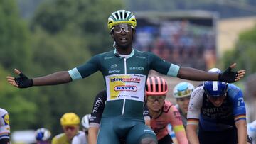Biniam Girmay celebra su segunda victoria en el Tour de Francia 2024.