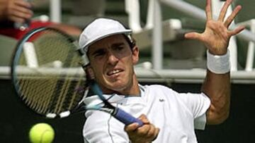 <B>DERROTA</B>. El jugador catalán no ha tenido un buen partido y Mardy Fish ha puesto fin a la aventura de 'Beto' en Delray Beach.