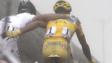 <b>DE LA MANO. </b> Contador y Schleck cruzaron la línea de meta casi abrazados.