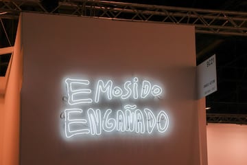 El ne¨®n protesta 'Emosido enga?ado' del artista Marco Godoy se expone en la Feria de Madrid IFEMA en Madrid, el 21 de febrero de 2023.