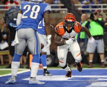 Jeremy Hill anot¨® un touchdown en el primer cuarto, que fue en el que jugaron los titulares de ambos equipos. Andy Dalton hizo 7 de 9 para 78 yardas y Matt Stafford se destap¨® con un 8 de 11 para 113 yardas durante los primeros 15 minutos. Marvin Jones, flamante fichaje de los Leones, se enfrent¨® por primera vez a su exequipo (acab¨® con 4 recepciones para 65 yardas, incluyendo una de 32).