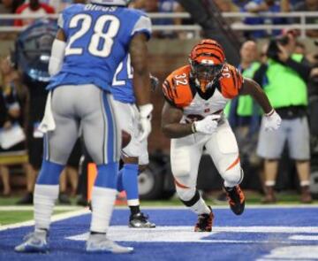 Jeremy Hill anotó un touchdown en el primer cuarto, que fue en el que jugaron los titulares de ambos equipos. Andy Dalton hizo 7 de 9 para 78 yardas y Matt Stafford se destapó con un 8 de 11 para 113 yardas durante los primeros 15 minutos. Marvin Jones, flamante fichaje de los Leones, se enfrentó por primera vez a su exequipo (acabó con 4 recepciones para 65 yardas, incluyendo una de 32).