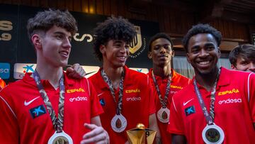 Los jugadores Izan Almansa, Jordi Rodríguez y Sediq Garuba posan a su llegada a la celebración por la victoria de la selección masculina de baloncesto U19 en la Copa Mundial.